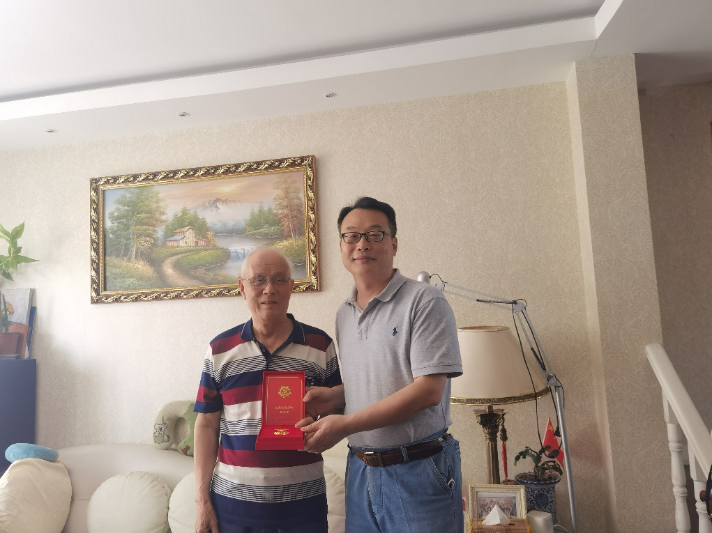 经济学院副院长张金清为胡庆康教授颁发纪念章